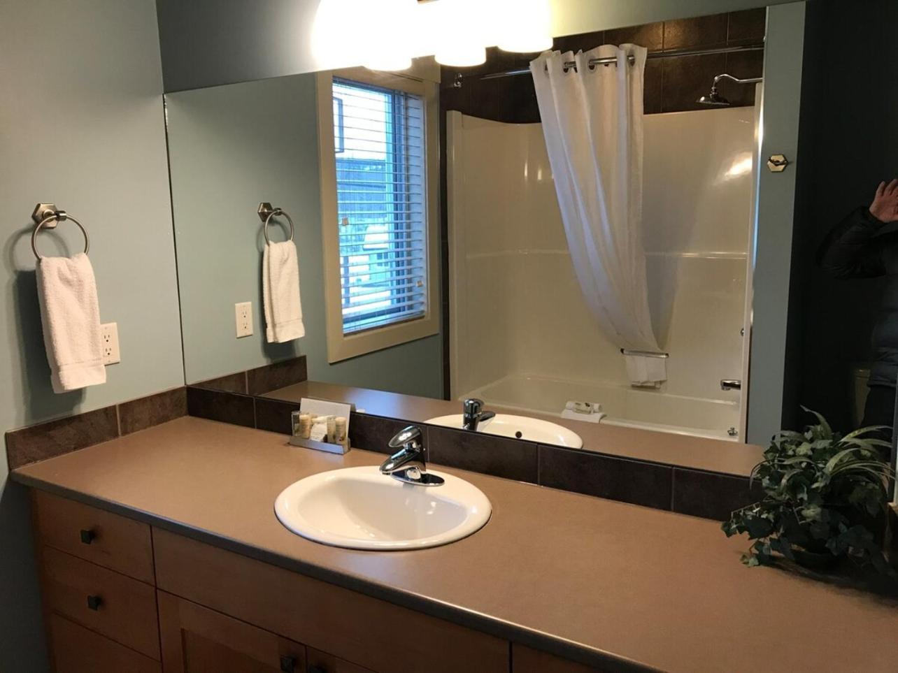 Sheringham Townhouse - Sooke Bagian luar foto